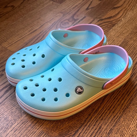 NEW Crocs - Picture 2 of 4